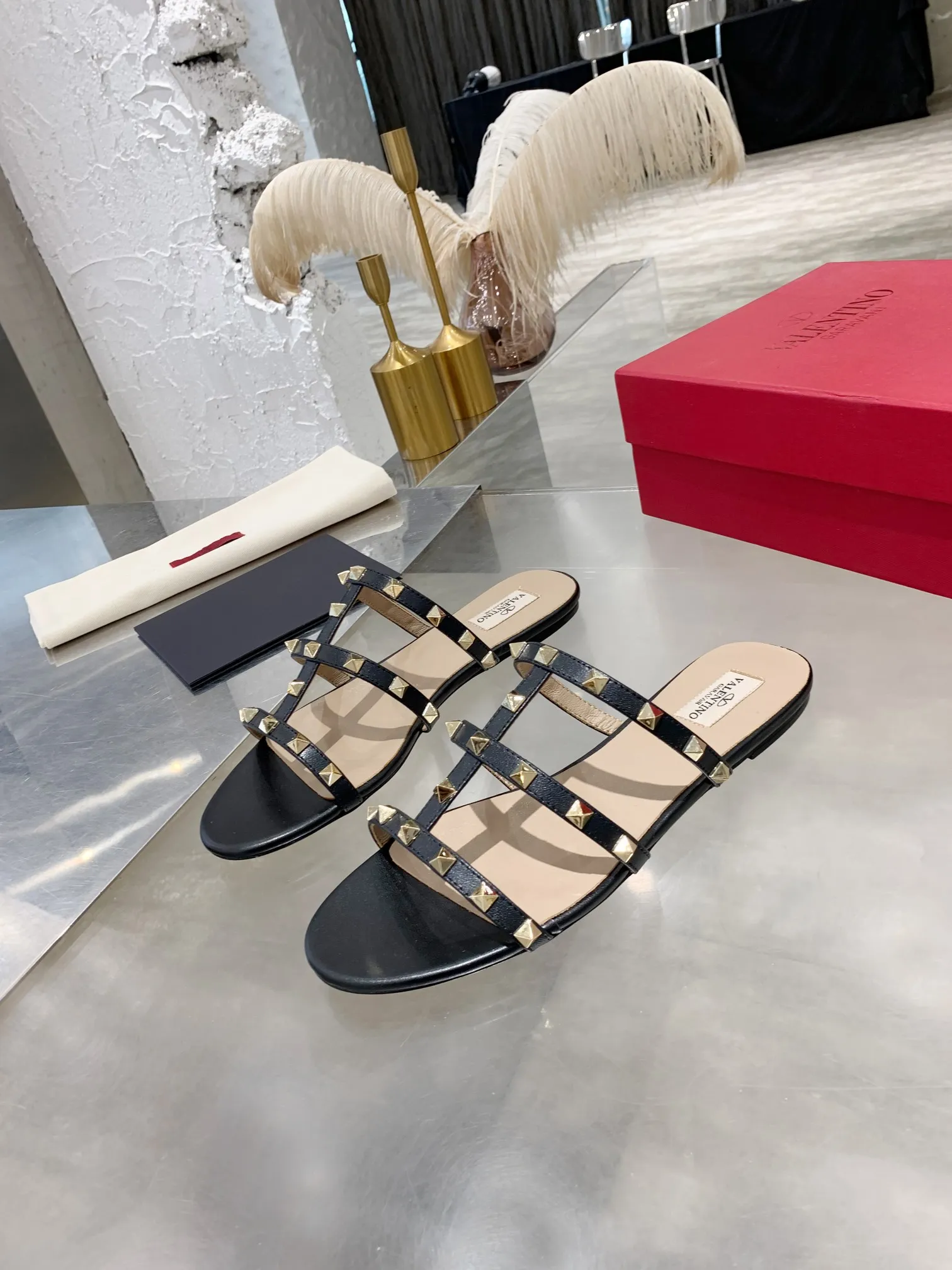 👟👟Ex-factory price👟👟Ex-factory price 380👟👟 Women's shoes Women's clothing Valentino studded classic sandals ✔️Mixed-breed sheepskin upper ✔️Mixed-breed sheepskin lining and foot pads ✔️Italian cowhide outsole with clear texture consistent with the counter ✔️Code number 35-40 (34, 41, can be customized and will not be returned or exchanged)